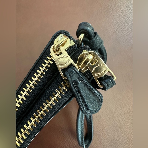 NWOT Coach Double Zip Pebbled Leather Black Wristlet with Gold Hardware - Picture 5 of 9